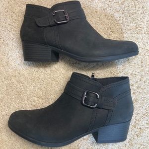Clarks Women’s Adreena black leather mid ankle bootie size 7